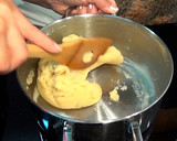 Foto del paso 6 de la receta: Corona de pasta choux rellena de crema pastelera y chocolate. Especial navidad