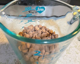 A picture of step 4 of Peanut butter Cheerio bars.