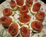 A picture of step 3 of Uova, rosette di salmone e caviale.