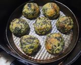 Foto del paso 8 de la receta: Bombas de acelga y papa (en freidora de aire o al horno)
