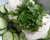 Foto del paso 2 de la receta: Ensalada de pepino,yogurt y yerbabuena 🥒🍃