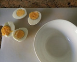 Foto del paso 2 de la receta: Huevos rellenos de mejillones en escabeche con claras rebozadas