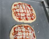 Foto langkah ke 2 dari resep Pizza Mini simpel.