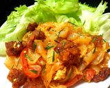 รูปขั้นตอนการทำที่ 3 ของ เส้นใหญ่คั่วไก่กรอบผัดพริกเผา โรยใบมะนาว #upcycle no. 19