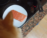 Foto del paso 3 de la receta: Salmón a la plancha con patatas sazonadas al horno