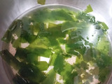 Ensalada de tomate, calabacín y algas wakame