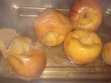 Manzana asada con miel, canela, nuez moscada y clavo de olor