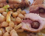 Foto del paso 10 de la receta: Contramuslos de pollo rellenos de dátiles y jamón serrano