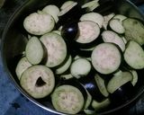 A picture of step 3 of Fry Aalo byngan ki bhaji.