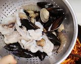 Foto langkah ke 4 dari resep Jjampong, Sup kuah seafood Korea. Pedes, gampang dan seger.
