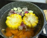 Foto langkah ke 3 dari resep Sayur Bening Oyong Wortel dan Jagung.