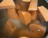 Foto del paso 2 de la receta: Pollo con papas y boniatos al horno