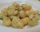 Foto del paso 4 de la receta: Patatas baby al ajo y albahaca