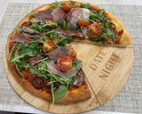 Pas rețetă Pizza Prosciutto Crudo e Rucola 7 fotografie