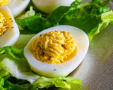 Foto del paso 4 de la receta: Huevos rellenos al tomillo y pimienta