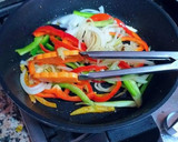 Foto del paso 8 de la receta: Fajitas de pechuga de pollo con vegetales y especias varias