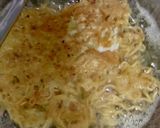Foto langkah ke 3 dari resep Omelette indomie telur.