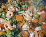 Foto del paso 4 de la receta Langostinos salteados con verduras