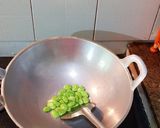 Foto langkah ke 2 dari resep Telur mata sapi masak pete kecap.