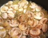 Foto del paso 4 de la receta: Fideuá de panceta y champiñones al toque de cerveza