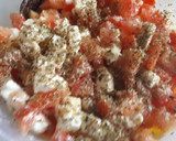 Foto del paso 1 de la receta: Brunch de ensalada de tomate y queso y revuelto de calabacín