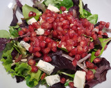 Foto del paso 2 de la receta: Ensalada de brotes, granada, gorgonzola y semillas
