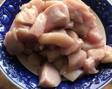 Foto del paso 1 de la receta: Pollo encebollado con tomate