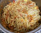 Foto del paso 8 de la receta: Tallarines con huevo y salchichas