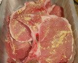 Foto del paso 3 de la receta: Chuletas de cerdo en salsa de chipotle, naranja y piña