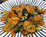 Foto del paso 5 de la receta: Salteado de verduras con sashimi de salmón marinado