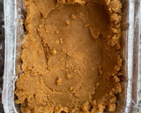 Foto del paso 2 de la receta: Tarta de galleta, plátano y dulce de leche “sin horno”