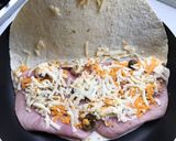 รูปขั้นตอนการทำที่ 1 ของ Quesadillas (แฮมชีสฮาลาพิโนเคซะเดีย)