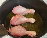 Foto del paso 2 de la receta: Jamoncitos de pollo en salsa de cebolla y berenjena