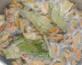 Foto langkah ke 1 dari resep Kerang Hijau Bumbu Kuning.