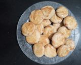 A picture of step 2 of Besan ke naan khatai.
