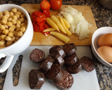 Foto del paso 1 de la receta: Plato de garbanzos con morcilla con o sin huevo