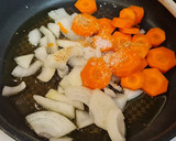 Foto del paso 2 de la receta: Salteado de pollo con calabacín, berenjena y zanahorias al curry