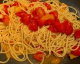 Foto del passaggio 4 della ricetta Spaghetti ai due pomodorini