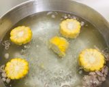Foto langkah ke 3 dari resep Sayur bening jagung dan bayam.
