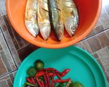 Foto langkah ke 1 dari resep Ikan Goreng Sambal Dabu Dabu.