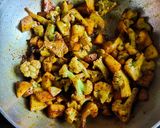 A picture of step 3 of Aloo gobhi.
