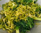 Foto langkah ke 4 dari resep Tumis Kangkung Bunga Pepaya.