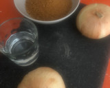 Foto del paso 1 de la receta: Mermelada de cebolla con tostas de paté de perdiz