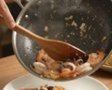 Hình bước làm 3 của món Mì Xào Hải Sản
