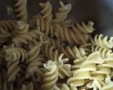 Foto del passaggio 2 della ricetta Fusilli proteici e carciofi su salsa di pomodori secchi