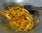 Foto langkah ke 2 dari resep Mie Goreng Bumbu Kari Instan.