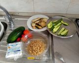 Foto del passaggio 2 della ricetta Insalata di riso integrale e melanzane e zucchine pomodori freschi ravanelli feta menta basilico