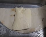 Foto del paso 4 de la receta: Espárragos envueltos en masa de hojaldre al horno gratinados y hamburguesa de merluza
