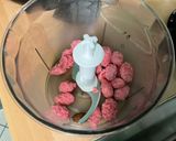 Une image de l'étape 3 de Gâteau skull à la rhubarbe, vanille et pralines roses.