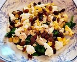 Foto del paso 3 de la receta: Revuelto de espinacas, con garbanzos, huevo, atún y pasas